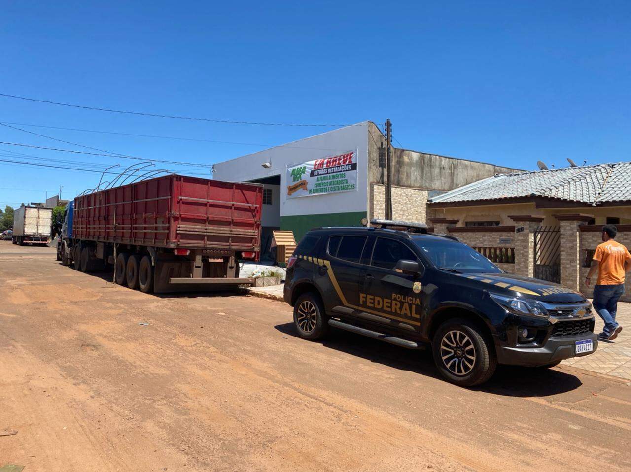 Caminhão abarratodo de droga seria levado para Londrina no Paraná (Divulgação/PF)