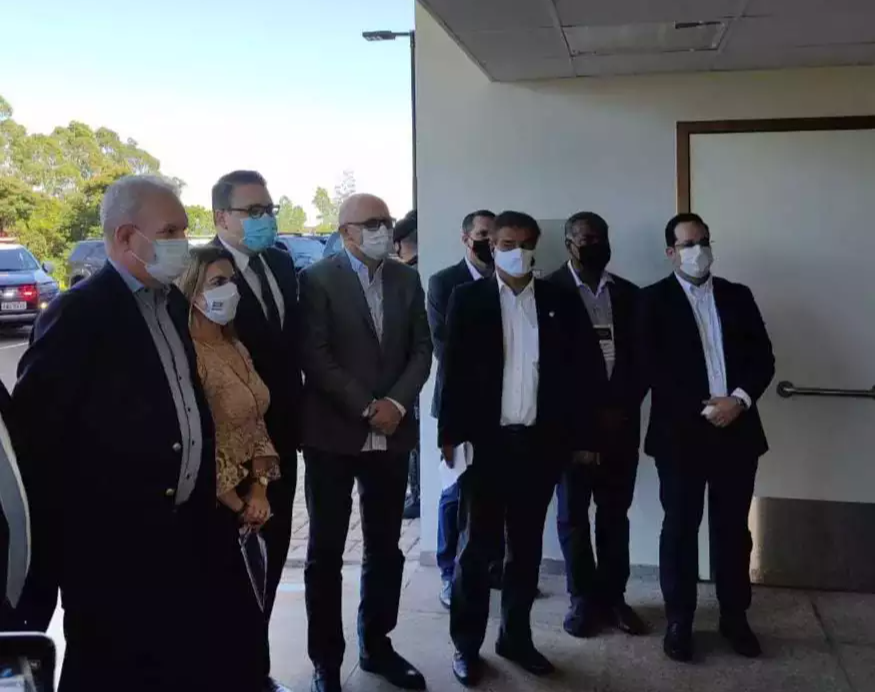 Geraldo Resende (de máscara branca) ao lado da senadora Soraya Thronicke durante evento no HU (Foto: Helio de Freitas)