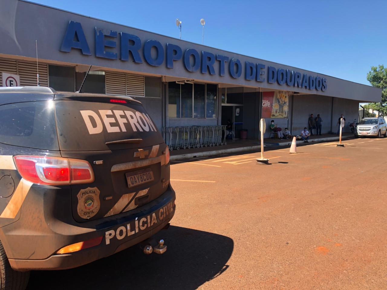 Viatura da Defron no aeroporto de Dourados, onde traficante foi presa (Foto: Divulgação)
