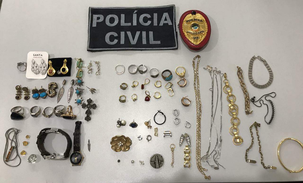 Joias recuperadas pela policia após buscas na casa da empregada doméstica. (Foto: Divulgação))