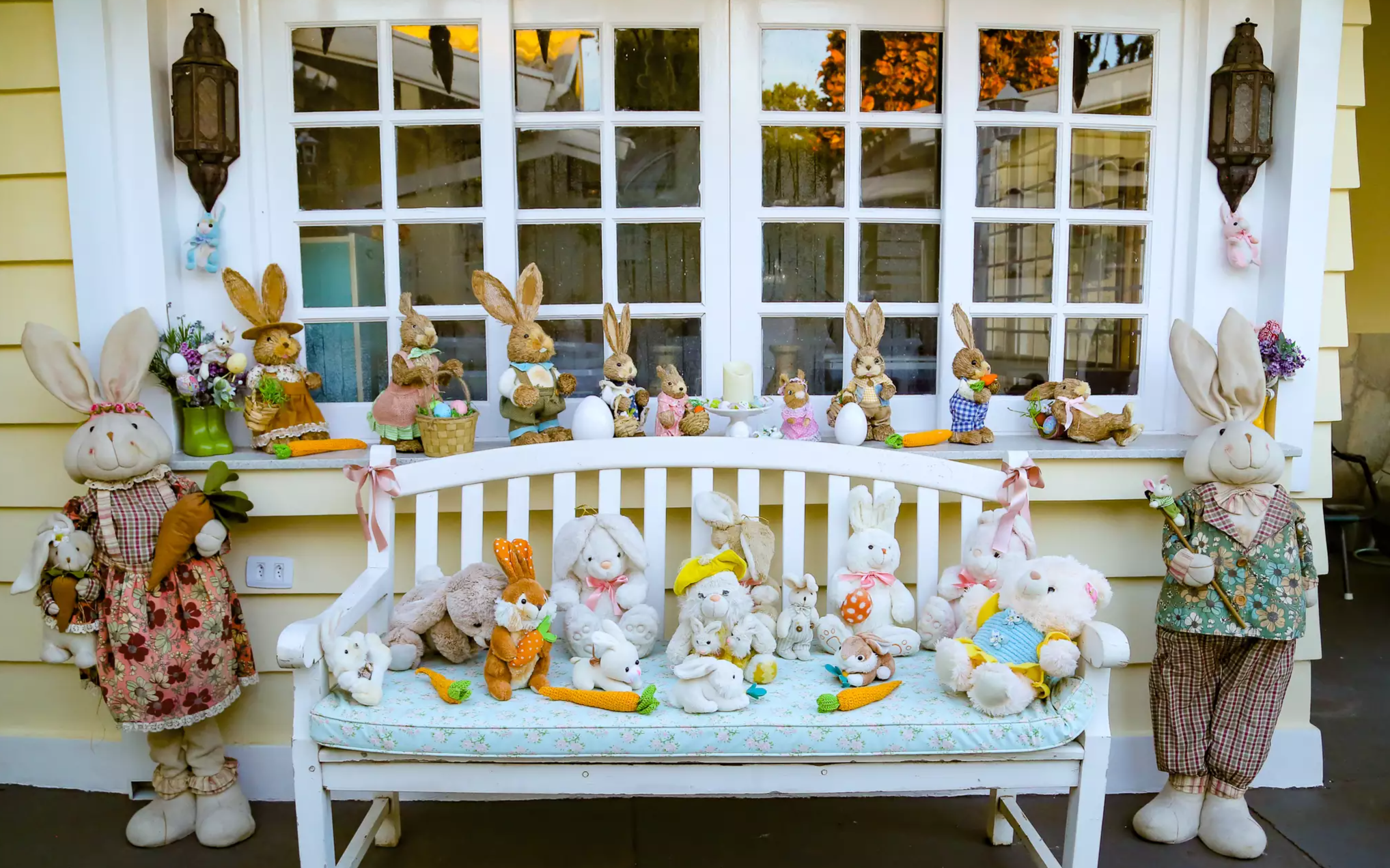 Na decoração, coelhinhos de tudo que é tamanho fazem parte da montagem realizada pelo casal (Foto: Kísie Ainoã)