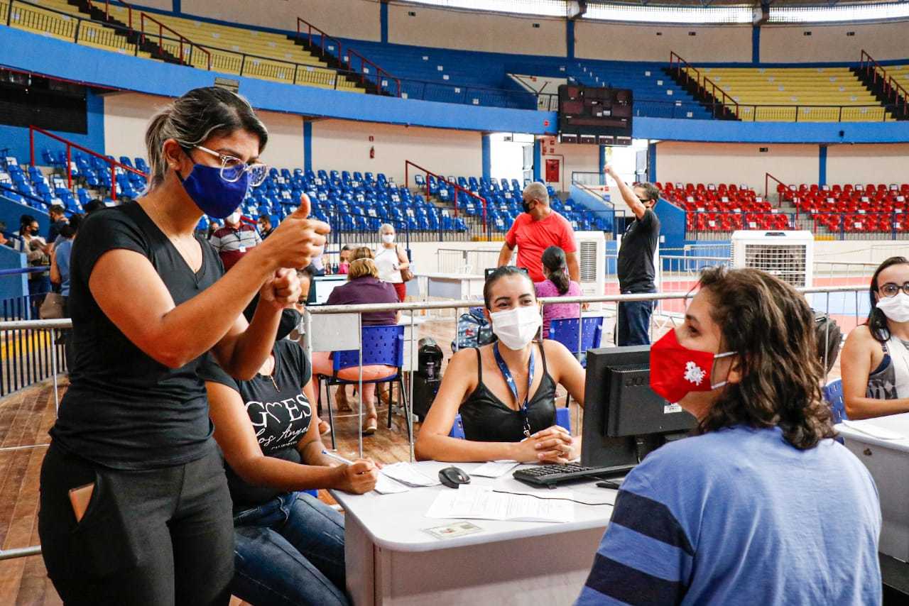 Deficiente auditiva, Graziela contou com ajuda da intérprete de libras Manuela Cáceres. (Foto: Henrique Kawaminami)