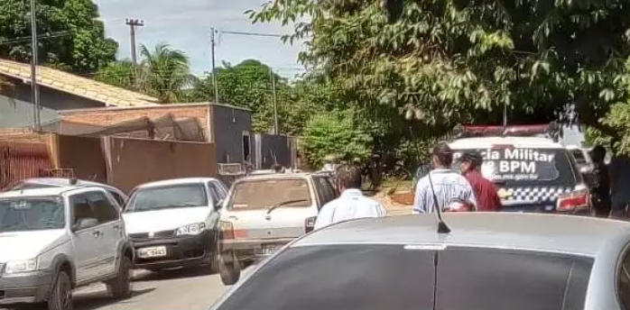 Movimentação em frente a residência onde mulher foi morta pelo marido (Foto: Bela Vista News)