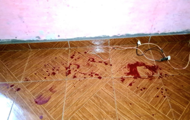 Manchas de sangue ficaram pelo local (Foto: MS Todo Dia) 