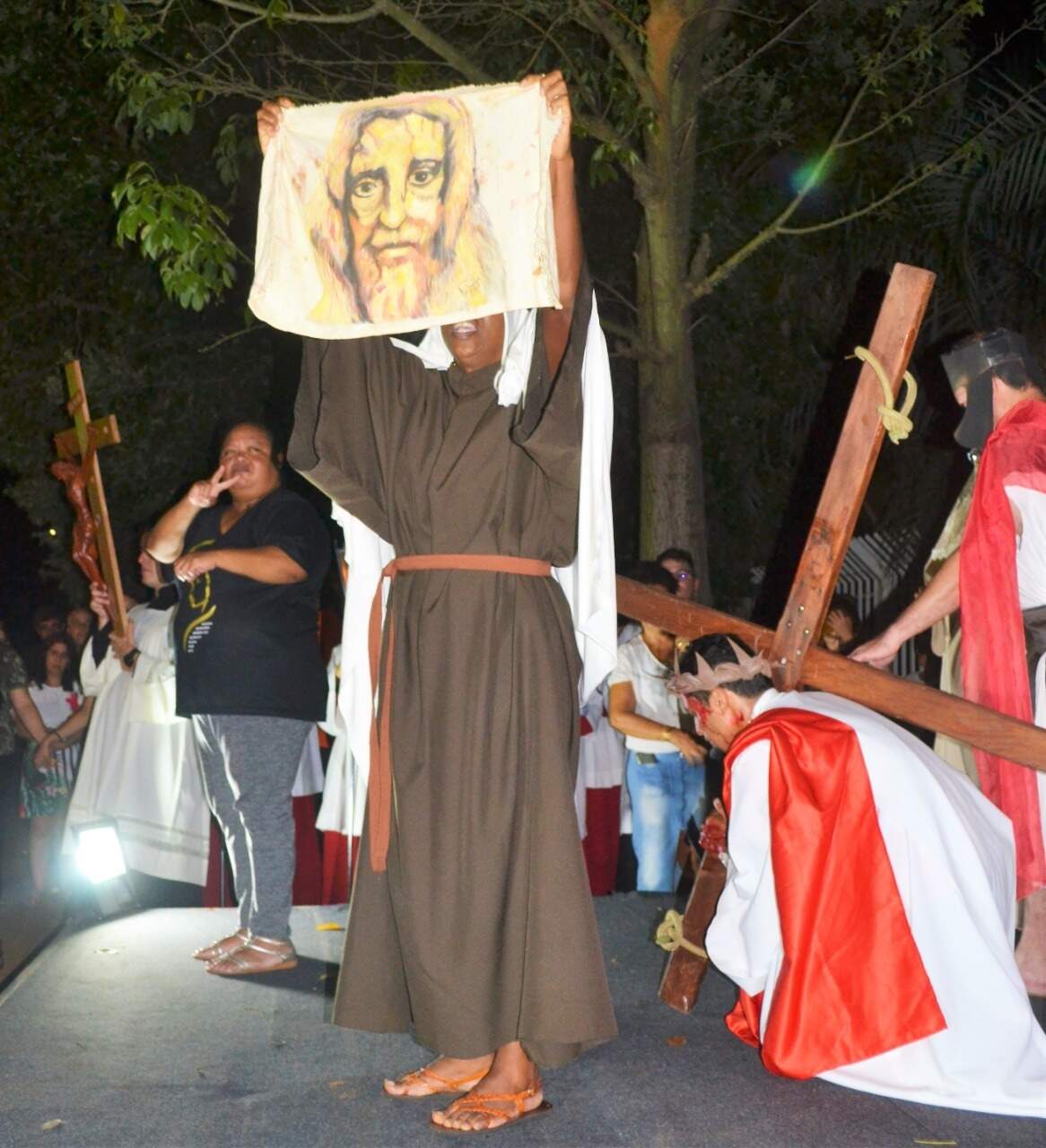 Adriana à esquerda, interpretando a encenação da Via Sacra em 2019. (Foto: Cris Stoppa)