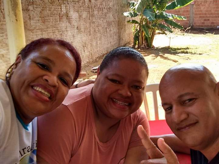A amiga surda Isabel, Adriana e o esposo de Isabel, Marcos. (Foto: Arquivo Pessoal)